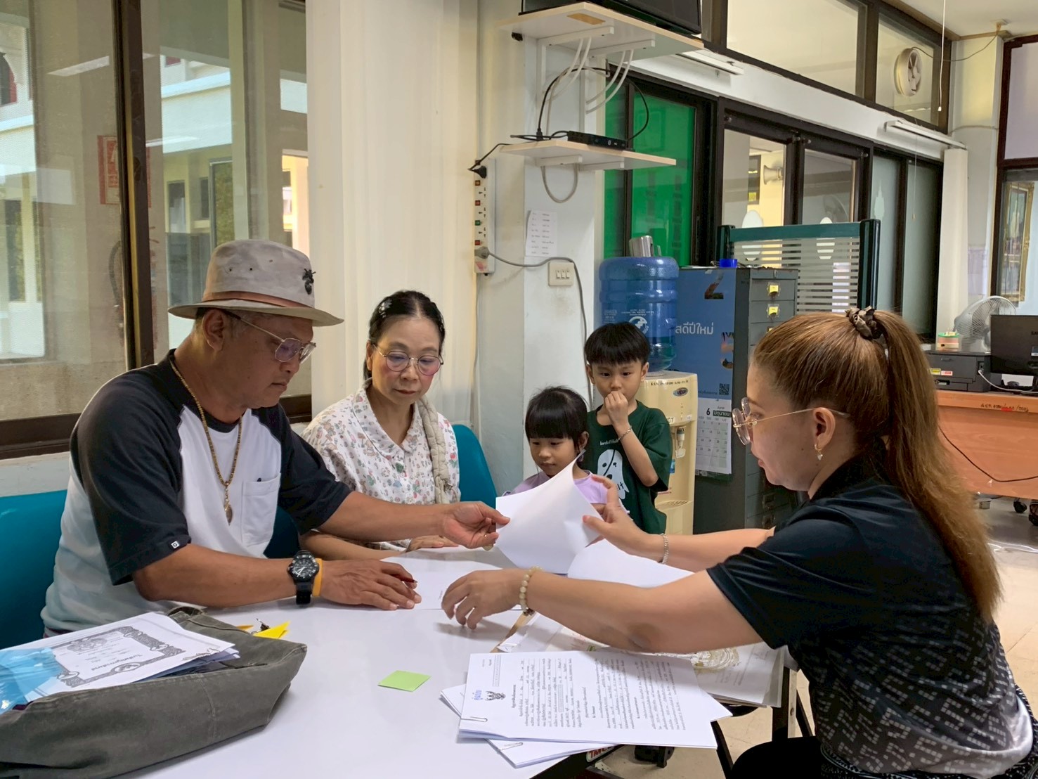 title - วันที่ 26 มีนาคม 2569 นายวิทูล ประดิษฐบุญ ปฏิรูปที่ดินจังหวัดปราจีนบุรี  พร้อมด้วย นายภูมินทร์ โพธิ์ชูชัชวาล ผู้จัดการธนาคารเพื่อการเกษตรและสหกรณ์การเกษตร(ธ.ก.ส.) สาขาวังท่าช้าง  ได้มาตรวจเยี่ยมช่วยอำนวยความสะดวกแก่เกษตรกรที่เข้ามาใช้บริการ ณ สำนักงานการปฏิรูปที่ดินจังหวัดปราจีนบุรี ชั้น 3 ศาลากลางจังหวัดปราจีนบุรี